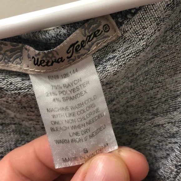 2/$15 Gray Asymmetrical V Neck Top Short Sleeve Flowy Casual Tee - Small - Picture 4 of 5